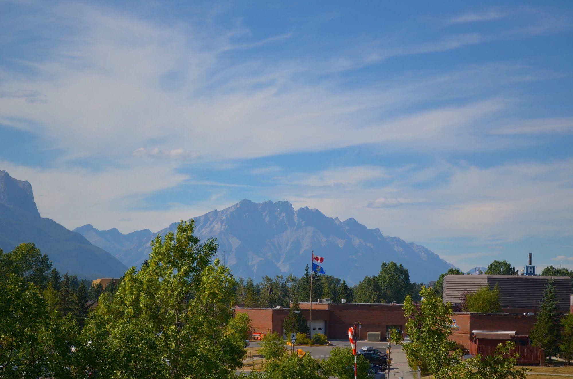 Sunset Resorts Canmore And Spa Bagian luar foto